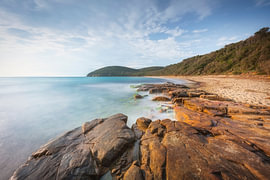 Strand von Cala Violina – Langzeitbelichtung mit Felsen, Toskana von Stefano Orazzini