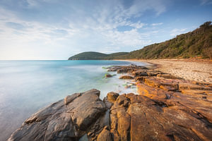 Strand von Cala Violina – Langzeitbelichtung mit Felsen, Toskana