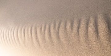abstrakter Sand von Arjan van Duijvenboden