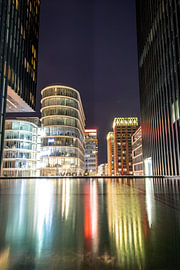 Eindrucksvoll beleuchtete moderne Architektur im Medienhafen Düsseldorf von Your Happy Life