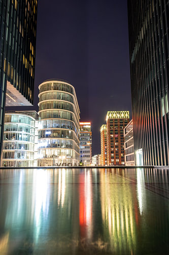 Strikingly illuminated modern architecture in Düsseldorf’s Medienhafen