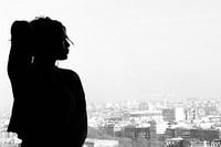 Silhouette einer Frau in einem Fenster