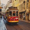 Le tramway 28 de Lisbonne à travers les rues colorées sur Chris Snoek