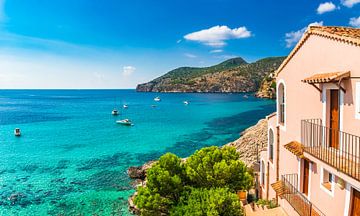 Vue idyllique de Camp de Mar, belle baie en bord de mer à Majorque sur Alex Winter