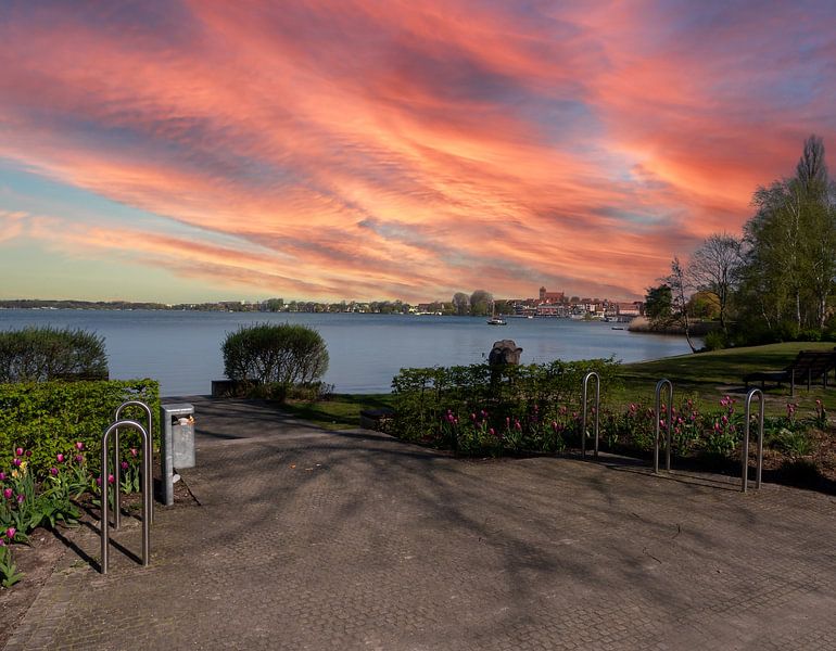 Coucher de soleil au bord d'un lac, région des lacs du Mecklembourg par Animaflora PicsStock