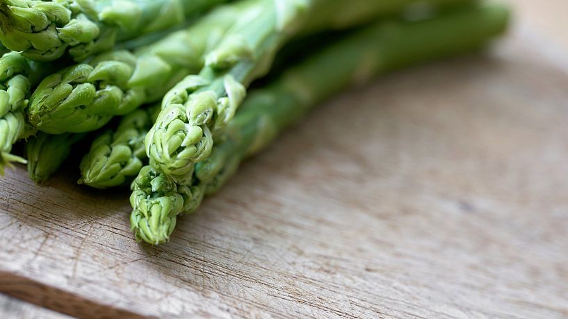 l'asperge verte fraîche comme ingrédient dans une cuisine par Heiko Kueverling