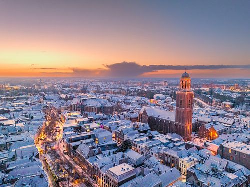 Zwolle Peperbus kerktoren tijdens een koude winter zonsopkomst