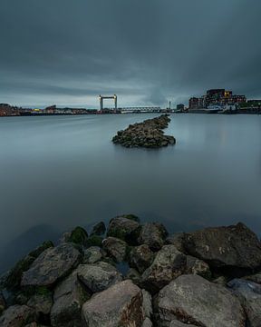 le pont de Zwijndrecht pendant l'heure bleue. sur Rob Bout