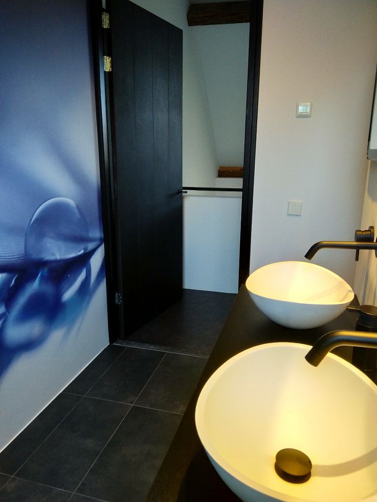 Zarte farbige Tropfen (Tropfen und eine Feder in einem blauen Farbton) von Birgitte Bergman