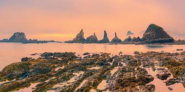 Panorama en zonsopkomst bij Playa Gueirua, Asturië, Spanje van Henk Meijer Photography