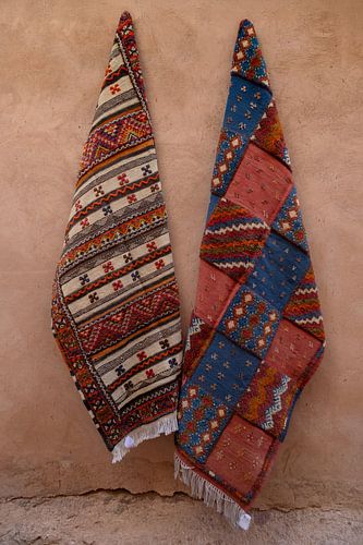 Tapis traditionnels sur un mur marocain