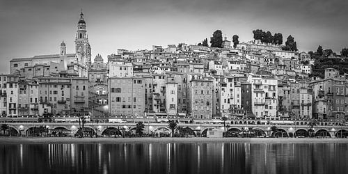Een Zwart-Wit panorama van een avond in Menton, Frankrijk