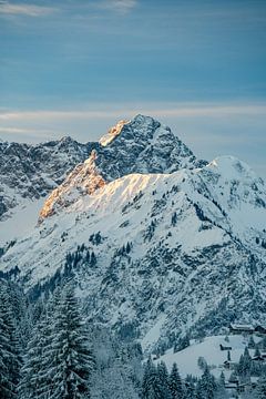 prachtige zonsopgang in de winter in de Allgäuer Alpen in het Kleinwalsertal op de Widderstein van Leo Schindzielorz