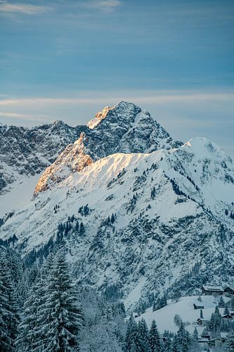 prachtige zonsopgang in de winter in de Allgäuer Alpen in het Kleinwalsertal op de Widderstein