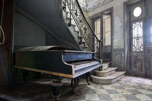 Urbex - Grand piano under the stairs