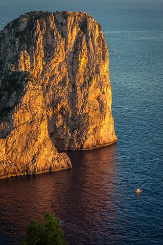 Faraglione rotsen op Capri in het avondlicht