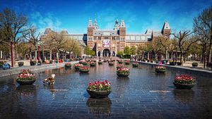 Tulpen aan voor het Rijksmuseum in Amsterdam Museumplein van Bart Ros