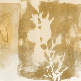 Weiße Blätter auf ockergelbem Hintergrund. Moderne botanische Kunst von Dina Dankers