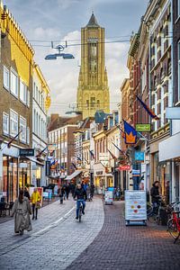 Rue commerçante à Arnhem avec l'Eusebius