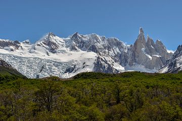 Heldere dag op Cerro Torre, Patagonië van Christian Peters