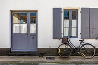 Fietsen in Ars-en-Ré op het Ile de Ré in Frankrijk van Werner Dieterich thumbnail