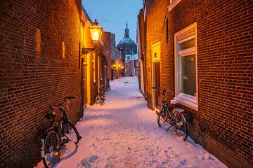 Leiden - Besneeuwde straat met uitzicht op de Marekerk (0012) van Reezyard