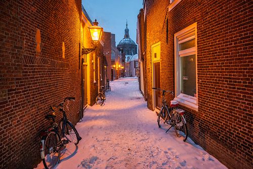 Leiden - Snowy street overlooking the Marekerk (0012)