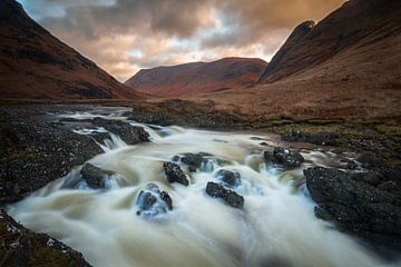 Zonsondergang bij rivier in Glencoe Schotland van Sander Groenendijk