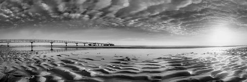 Ochtend op het strand van Scharbeutz. Zwart-wit foto.