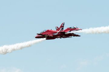Two solos of the Red Arrows in a close pass von Wim Stolwerk