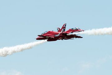 Solo's van de Red Arrows vliegen vlak langs elkaar van Wim Stolwerk