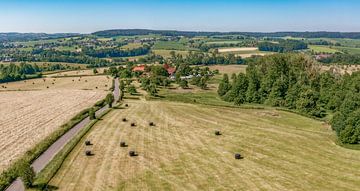 Luchtpanorama  van het Zuid-Limburgse landschap bij Cottessen van John Kreukniet