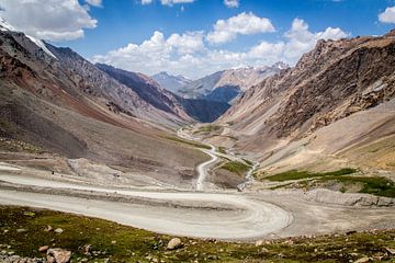 Bergweg in Kirgizie van Julian Buijzen