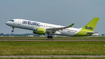 Vertrekkende AirBaltic Airbus A220-300. van Jaap van den Berg