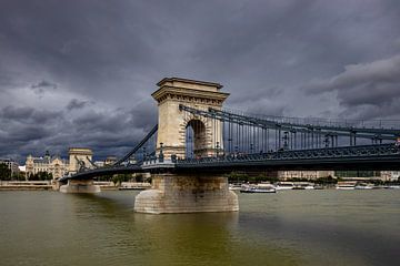 De Kettingbrug over de Donau in Boedapest van Roland Brack