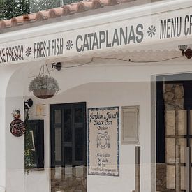 Portugees dorpsgezicht met restaurantgevel - Algarve, Portugal van Linsy Steijvers