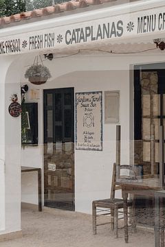 Portugees dorpsgezicht met restaurantgevel - Algarve, Portugal