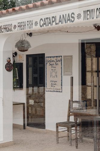 Portugiesische Dorfansicht mit Restaurantfassade - Algarve, Portugal