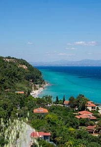 Blick auf die Bucht von Afytos auf der Insel Chalkidiki in Griechenland am Mittelmeer vertikal