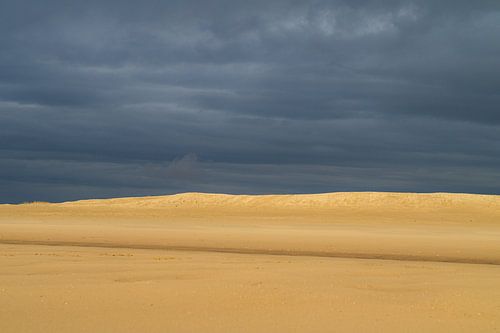 Stilte voor de storm. Bijvoorbeeld als naadloos behang of muurcirkel.