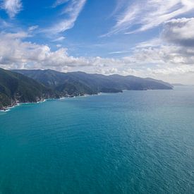 Panoramablick auf alle 5 Dörfer der Cinque Terre in Italien an einem sonnigen Tag von Robert Ruidl