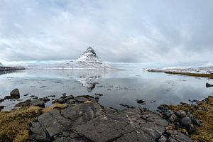 Kirkjufell dans l'ouest de l'Islande. Une icône dans le paysage sur Gerry van Roosmalen
