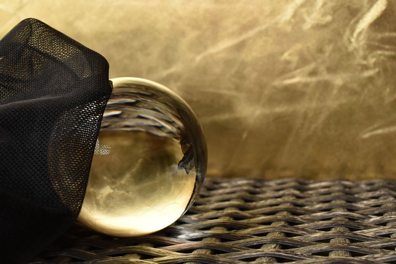 Glazen bol goud met zwart liggend von Sascha van Dam