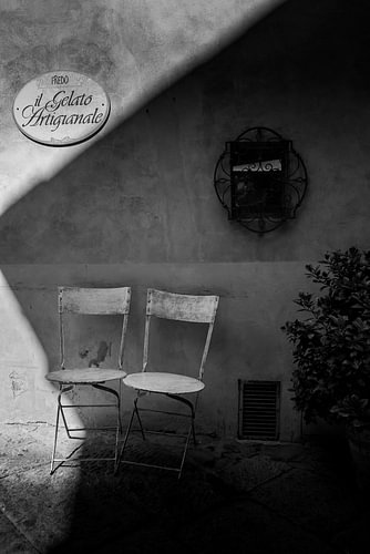 Pienza – Zwei Stühle im Licht