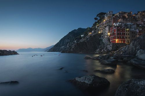 Blauwe schemering boven het vissersdorp Riomaggiore.