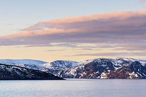 Berge und Felsen im Winter nahe Havøysund in Norwegen