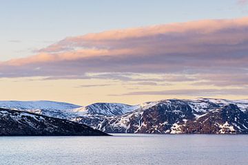 Bergen en rotsen in de winter bij Havøysund in Noorwegen van Rico Ködder