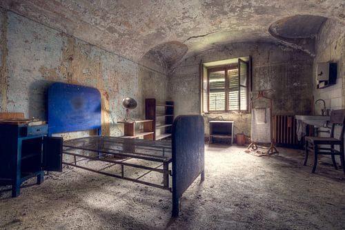 Schlafzimmer im stillgelegten Krankenhaus. von Roman Robroek – Fotos verlassener Gebäude