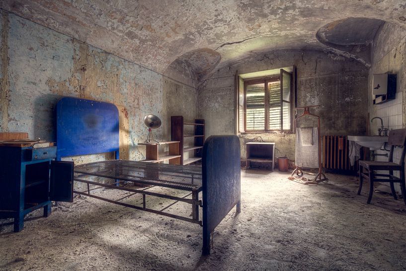 Chambre à coucher dans un hôpital abandonné. par Roman Robroek - Photos de bâtiments abandonnés