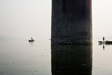 silhouet van een Vissersboot met de in de achtergrond de brug van Mawlamyine Malviya